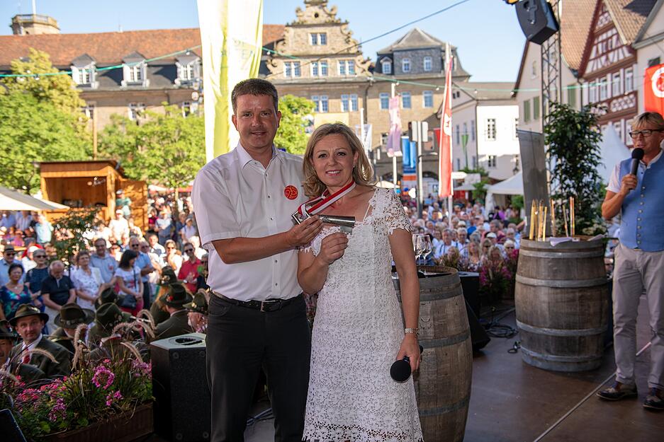 Thilo Michler im Jahr 2019 bei der Weindorf-Eröffnung mit Schlüsselübergabe.