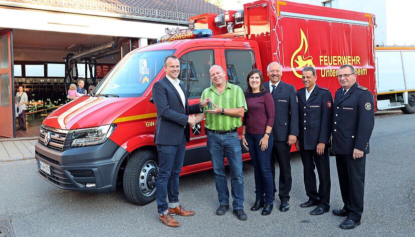 Übergabe des neuen Fahrzeugs an die Freiwillige Feuerwehr Untereisesheim: Im Jahr 2019 haben die Helfer einen Gerätewagen bekommen.
Foto: Archiv/Veigel