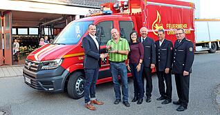 Übergabe des neuen Fahrzeugs an die Freiwillige Feuerwehr Untereisesheim: Im Jahr 2019 haben die Helfer einen Gerätewagen bekommen.
Foto: Archiv/Veigel