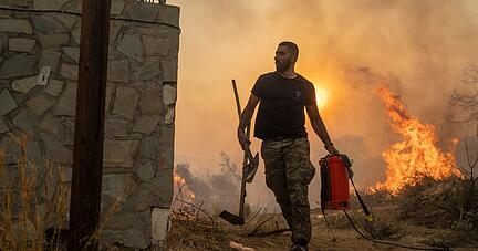 Einheimische versuchen, einen Waldbrand im Dorf Gennadi auf der griechischen Insel Rhodos zu l&ouml;schen.