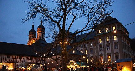 Kulisse ist Trumpfkarte: Der Schöntaler Weihnachtsmarkt lebt nicht nur von vielen kreativen Standbetreibern, sondern vor allem vom Ambiente.
Fotos: Tamara Ludwig