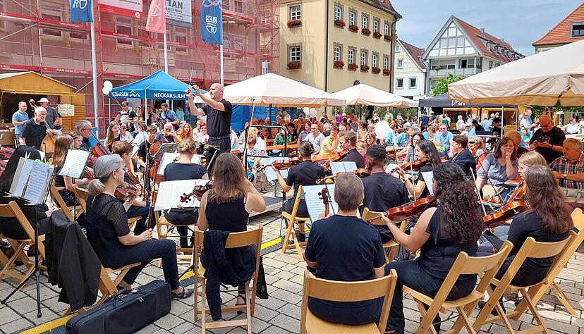 Bereits kurz nach der Er&ouml;ffnung zu den Kl&auml;ngen des Jugend-Sinfonieorchesters war das Neckarsulmer Stadtfest 2024 gut besucht.