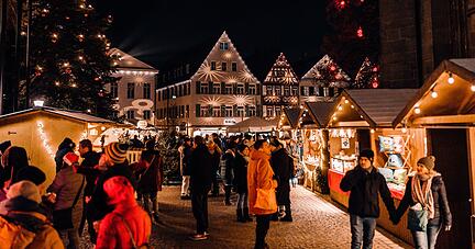Der Öhringer Weihnachtsmarkt findet 2023 unter dem Motto "Winter, Wunder, Weihnachtsglanz" statt.