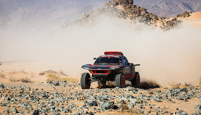 Audi holt mit dem RS Q e-tron erstmals den Gesamtsieg bei der Rallye Dakar.