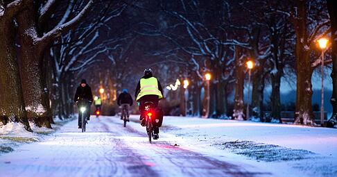 Mit der richtigen Vorbereitung und angepasstem Fahrverhalten rollen Radfahrer auch bei Gl&auml;tte gut durch den Winter.