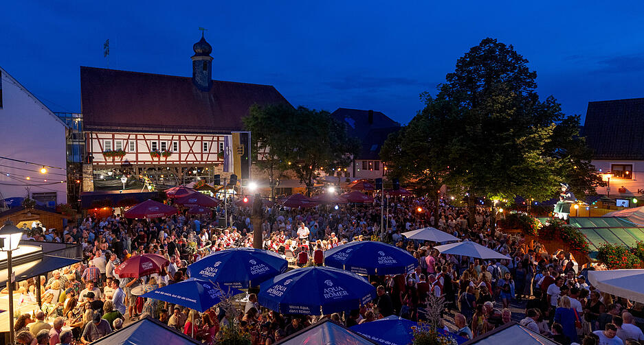 Erlenbacher Weinfest: Menschen drängen sich am Marktplatz.