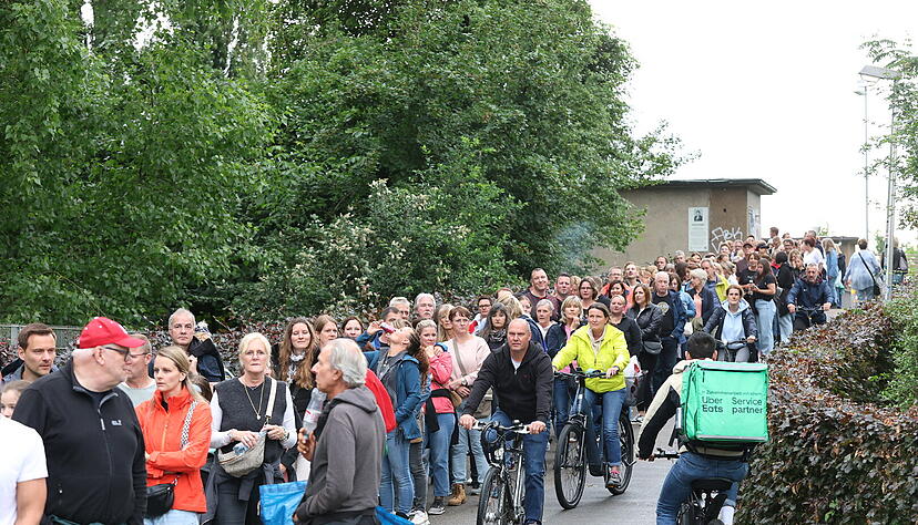 Einlass zum Sarah Connor-Konzert in Heilbronn: Die Fans stehen geduldig an.