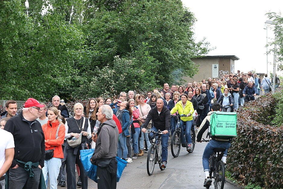Einlass zum Sarah Connor-Konzert in Heilbronn: Die Fans stehen geduldig an.