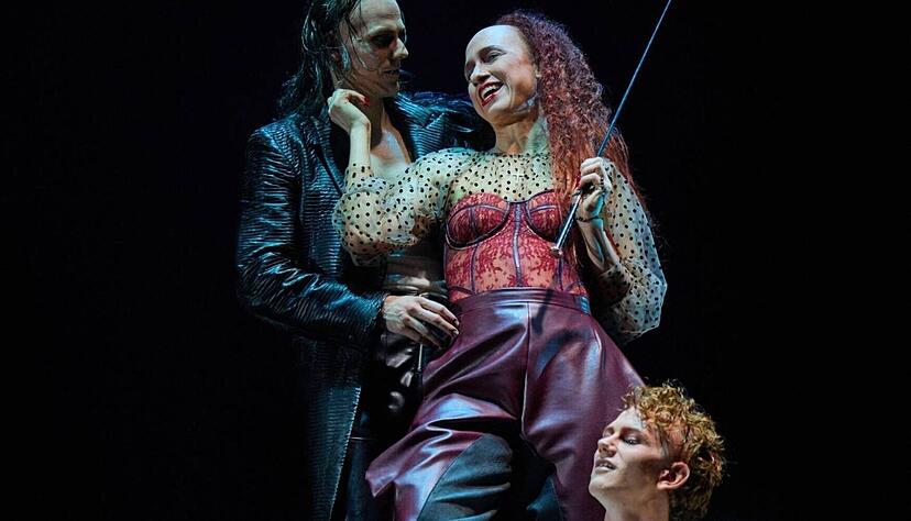 Sie alle tanzen nach der Pfeife der Baronin (Therese Dörr): Strasser (Felix Strobel, links), Karl (Tim Bülow, unten links), Max (Simon Löcker, u. r.).