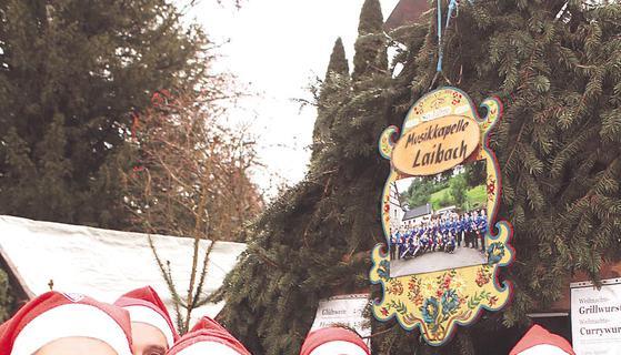 Geben sich ganz weihnachtlich, freuen sich aber schon jetzt auf die Feier zum 80-jährigen Bestehen ihrer Kapelle im Juni: Musiker aus Laibach.
Foto: Matthias Stolla