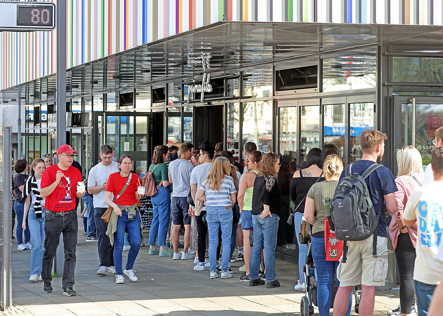 An den Eisdielen in der Heilbronner Innenstadt sind am Samstag lange Schlangen. An den Eisdielen in der Heilbronner Innenstadt sind am Samstag lange Schlangen.