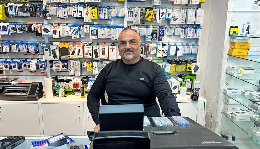 Handyprofi Teyfik Mutlu hat insgesamt acht L&auml;den.