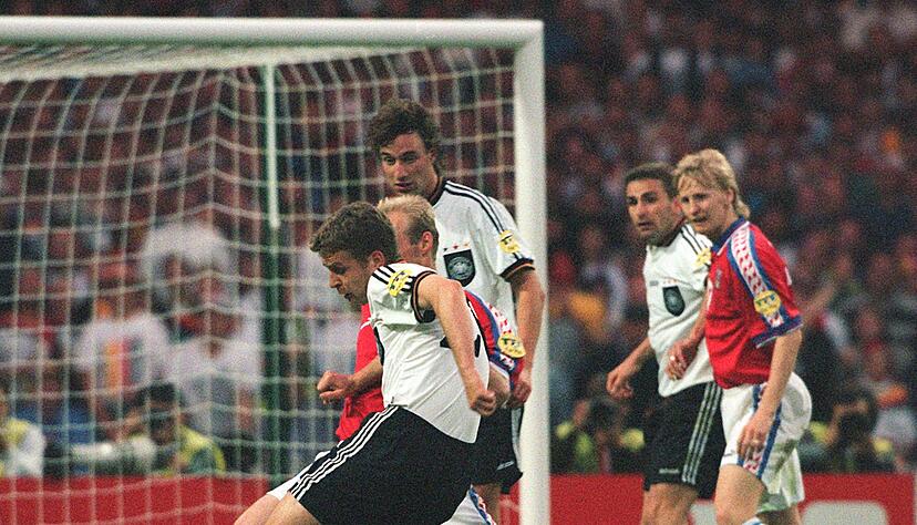 Das wird der goldene Moment: Oliver Bierhoff zieht ab und erzielt am 30. Juni 1996 im Londoner Wembleystadion im Endspiel gegen Tschechien in der Verlängerung das entscheidende 2:1. Foto: dpa Das wird der goldene Moment: Oliver Bierhoff zieht ab und erzielt am 30. Juni 1996 im Londoner Wembleystadion im Endspiel gegen Tschechien in der Verlängerung das entscheidende 2:1. Foto: dpa