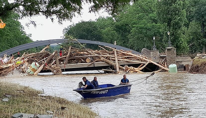 Diese Brücke in Ahrweiler soll abgerissen werden, am Freitag beginnt der Bau einer Behelfsbrücke. Mitglieder der Heilbronner THW-Ortsgruppe (vorne) richteten einen kleinen Fährbetrieb ein für Material und Personen.
Foto: THW Heilbronn