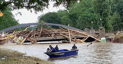Diese Brücke in Ahrweiler soll abgerissen werden, am Freitag beginnt der Bau einer Behelfsbrücke. Mitglieder der Heilbronner THW-Ortsgruppe (vorne) richteten einen kleinen Fährbetrieb ein für Material und Personen.
Foto: THW Heilbronn