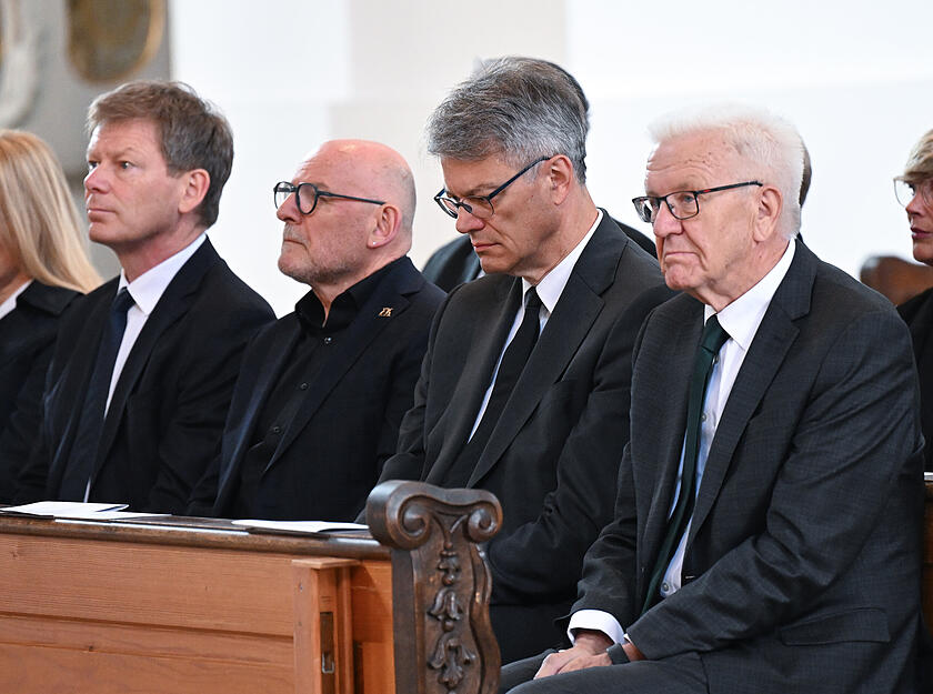 Beim Trauergottesdienst sind auch Bahnchef Richard Lutz (v.l) Winfried Hermann (B&uuml;ndnis 90/Die Gr&uuml;nen), Verkehrsminister von Baden-W&uuml;rttemberg, Bundesverkehrsminister Patrick Schnieder (CDU) und Winfried Kretschmann (B&uuml;ndnis 90/Die Gr&uuml;nen), Ministerpr&auml;sident von Baden-W&uuml;rttemberg, im M&uuml;nster anwesend.