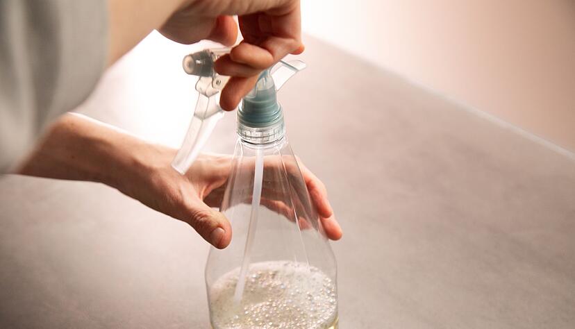 Schritt 4: Gut mischen und das Gemisch in eine Sprühflasche füllen. Schritt 4: Gut mischen und das Gemisch in eine Sprühflasche füllen.