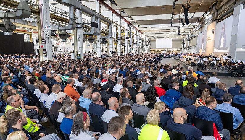 Tausende Mitarbeiterinnen und Mitarbeiter folgen der Versammlung in Halle 11 des Stammwerks.
