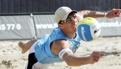 Jonathan Erdmann kann den Ball nur noch mit einem Hechtsprung erreichen. Jonathan Erdmann kann den Ball nur noch mit einem Hechtsprung erreichen.