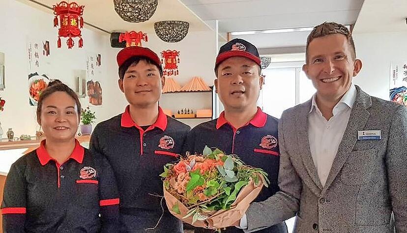 Bürgermeister Neumann gratuliert Houling Zhang, Zhide und Zhaohui Meng (von links) zur Eröffnung.
Foto: privat Bürgermeister Neumann gratuliert Houling Zhang, Zhide und Zhaohui Meng (von links) zur Eröffnung.
Foto: privat