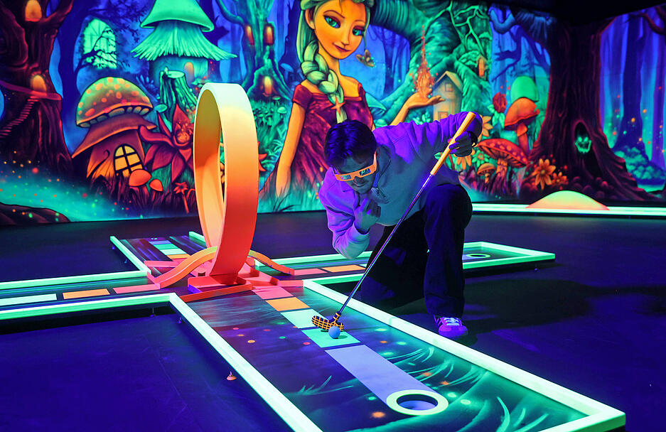 Beleuchtung und Raumstruktur werden vor der Eröffnung final abgestimmt.