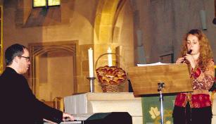 Christina und Michael Schütz umrahmten den Unterwegs-Gottesdienst in Schwaigern mit Kirchenliedern von Paul Gerhardt.Foto: Gabi Muth Christina und Michael Schütz umrahmten den Unterwegs-Gottesdienst in Schwaigern mit Kirchenliedern von Paul Gerhardt.Foto: Gabi Muth