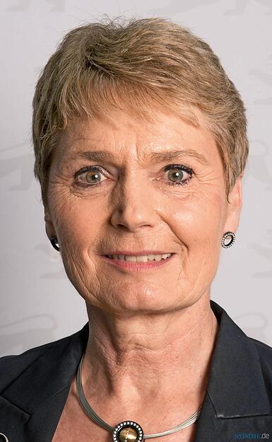 Gurr-Hirsch kehrt als Staatssekretärin an ihre alte Wirkungsstätte zurück. Die Abgeordnete aus Untergruppenbach war von 2004 bis 2011 schon einmal die Nummer zwei im Landwirtschaftsministerium. Künftig soll sie dort schwerpunktmäßig den Verbraucherschutz bearbeiten. Die 61-Jährige ist verheiratet und hat drei Kinder. Gurr-Hirsch kehrt als Staatssekretärin an ihre alte Wirkungsstätte zurück. Die Abgeordnete aus Untergruppenbach war von 2004 bis 2011 schon einmal die Nummer zwei im Landwirtschaftsministerium. Künftig soll sie dort schwerpunktmäßig den Verbraucherschutz bearbeiten. Die 61-Jährige ist verheiratet und hat drei Kinder.