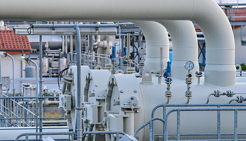 Die Verdichterstation in Mallnow nahe der deutsch-polnischen Grenze übernimmt vorwiegend russisches Erdgas. Von der Quelle bis zum Einsatzort legt das Erdgas in der Pipeline «Jagal» mehrere tausend Kilometer zurück. Um einen konstanten Druck für den Transport in der Pipeline aufrecht zu erhalten sind solche Verdichterstationen nötig. Von hier aus strömt russisches Gas durch die JAGAL (Jamal-Gas-Anbindungsleitung) in das deutsche Erdgasfernleitungsnetz Richtung Westen. Die Verdichterstation in Mallnow nahe der deutsch-polnischen Grenze übernimmt vorwiegend russisches Erdgas. Von der Quelle bis zum Einsatzort legt das Erdgas in der Pipeline «Jagal» mehrere tausend Kilometer zurück. Um einen konstanten Druck für den Transport in der Pipeline aufrecht zu erhalten sind solche Verdichterstationen nötig. Von hier aus strömt russisches Gas durch die JAGAL (Jamal-Gas-Anbindungsleitung) in das deutsche Erdgasfernleitungsnetz Richtung Westen.