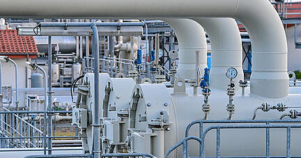 Die Verdichterstation in Mallnow nahe der deutsch-polnischen Grenze &uuml;bernimmt vorwiegend russisches Erdgas. Von der Quelle bis zum Einsatzort legt das Erdgas in der Pipeline &laquo;Jagal&raquo; mehrere tausend Kilometer zur&uuml;ck. Um einen konstanten Druck f&uuml;r den Transport in der Pipeline aufrecht zu erhalten sind solche Verdichterstationen n&ouml;tig. Von hier aus str&ouml;mt russisches Gas durch die JAGAL (Jamal-Gas-Anbindungsleitung) in das deutsche Erdgasfernleitungsnetz Richtung Westen.