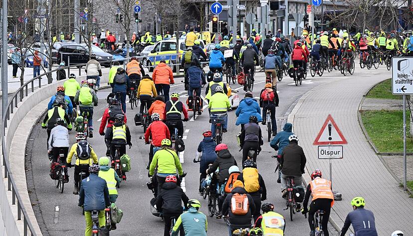 Bei einer Fahrrad-Demonstration starten Teilnehmer in der Innenstadt. Bei einer Fahrrad-Demonstration starten Teilnehmer in der Innenstadt.