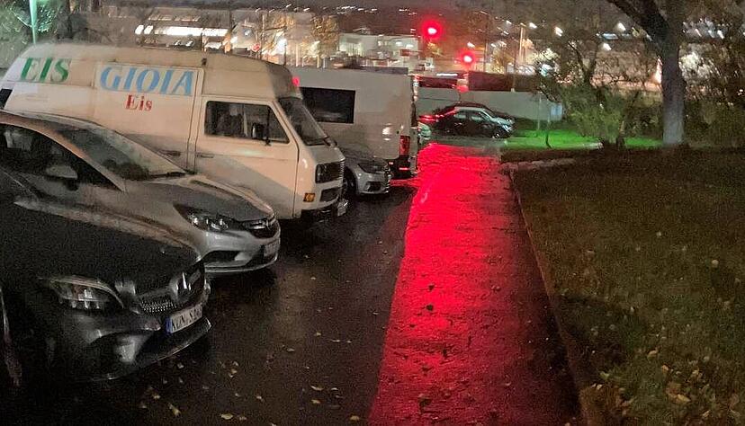 Das hellste Licht in der Neckarstraße beim Karlsplatz Neckarsulm ist die Ampel auf der anderen Seite der Gleisanlage. Das hellste Licht in der Neckarstraße beim Karlsplatz Neckarsulm ist die Ampel auf der anderen Seite der Gleisanlage.
