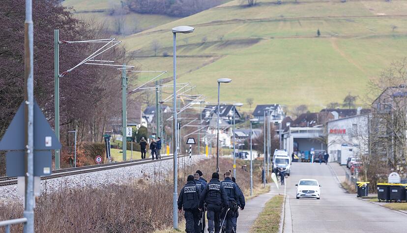 Die Polizei hat eine Sonderkommission eingerichtet. Angaben zu einem Verdacht oder einer Festnahme machte sie aber nicht. Die Polizei hat eine Sonderkommission eingerichtet. Angaben zu einem Verdacht oder einer Festnahme machte sie aber nicht.