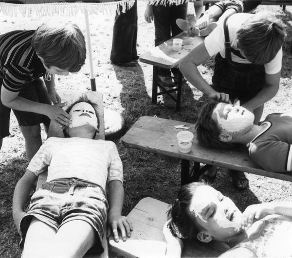 August 1979: Bei der Kinderferienfreizeit auf dem Haigern ist Masken basteln eine beliebte Sommerbeschäftigung. August 1979: Bei der Kinderferienfreizeit auf dem Haigern ist Masken basteln eine beliebte Sommerbeschäftigung.