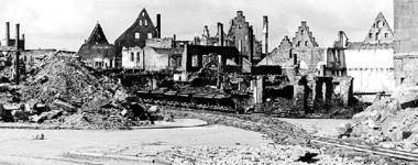 Ruinen 1945: Im Vordergrund der Kiliansplatz, links fährt die Trümmerbahn in die Fleiner Straße. Im Hintergrund die Giebel des zerstörten Deutschhofes.