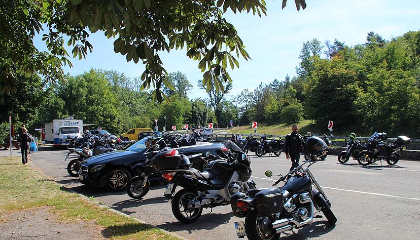 Motorräder parken am Samstagvormittag an der Löwensteiner Platte. Viele Stammgäste steuern das Ziel mit der herrlichen Aussicht an der B39 an. Doch wie klappt es mit der Einhaltung der Abstandsregeln? Fotos: Gustav Döttling Motorräder parken am Samstagvormittag an der Löwensteiner Platte. Viele Stammgäste steuern das Ziel mit der herrlichen Aussicht an der B39 an. Doch wie klappt es mit der Einhaltung der Abstandsregeln? Fotos: Gustav Döttling