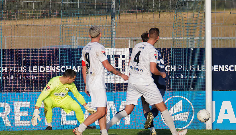 Ein abgef&auml;lschter Schuss von Luke Knapp landet zum 1:0 im Netz.