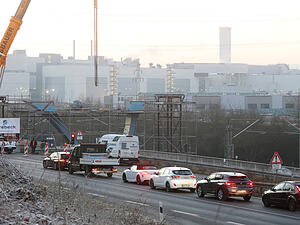 Auf den blauen St&uuml;tzen an der B27 auf H&ouml;he des Schwarz-Digits-Campus werden bis Ende Februar alle Br&uuml;ckenteile montiert sein. Das zweite von vier Teilen hebt ein Kran am 6. Februar ein.