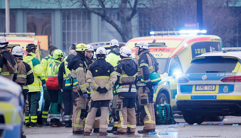 Etwa zehn Menschen sind durch Sch&uuml;sse an einer Schule im schwedischen &Ouml;rebro ums Leben gekommen, darunter vermutlich der mutma&szlig;liche T&auml;ter.