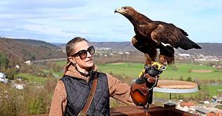 Oberfalknerin Nathalie Denolf und Steinadler Valar sind ein eingespieltes Team.