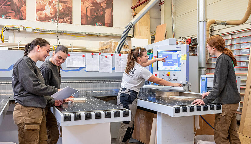 Gleich alle drei Azubis im neu gestarteten Ausbildungsjahr sind bei der Schreinerei Sch&auml;fer Wieland junge Frauen: Amelie Uhl (19), Lilly Csik (18) und Zarah Binder (16) (von links) wollen in dem sonst eher m&auml;nnerdominierten Handwerk durchstarten.&nbsp;Meisterin Tamara Klemm (Mitte) zeigt ihnen, wo's lang gehen kann.