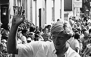 Boris Becker wird wie der Papst in einem dem Papamobil ähnlichen Auto zu Hause in Leimen empfangen.