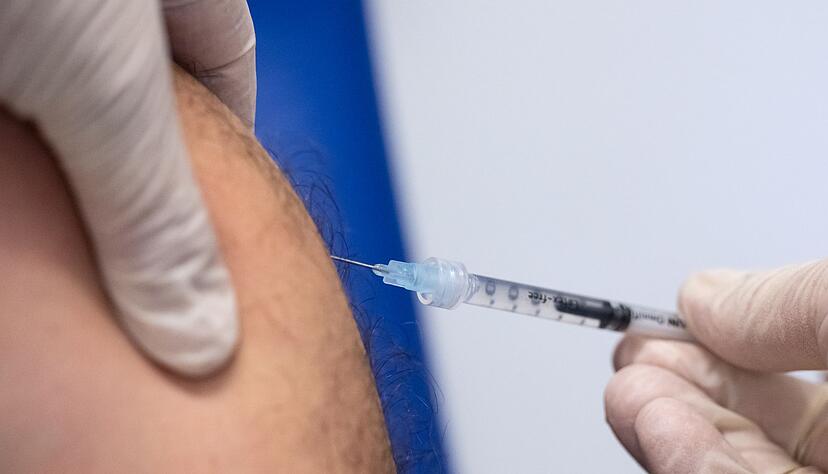 F&uuml;r eine Grundimmunisierung sind zwei Dosen erforderlich (Archivbild).