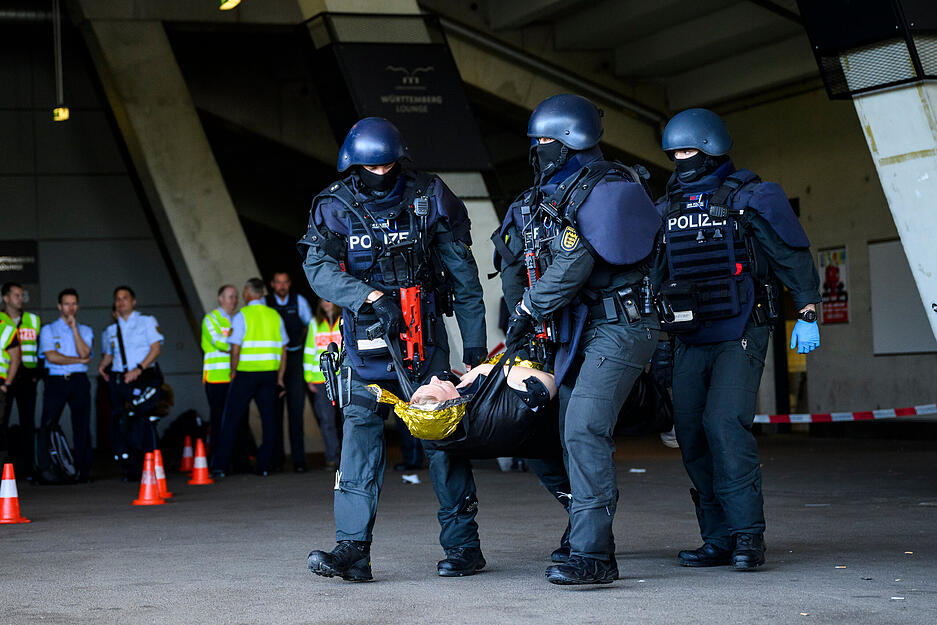 Polizisten tragen bei einer praktische Übung einer Einsatzlage zur Fußball-Europameisterschaft eine verletzte Person aus dem Stadion.