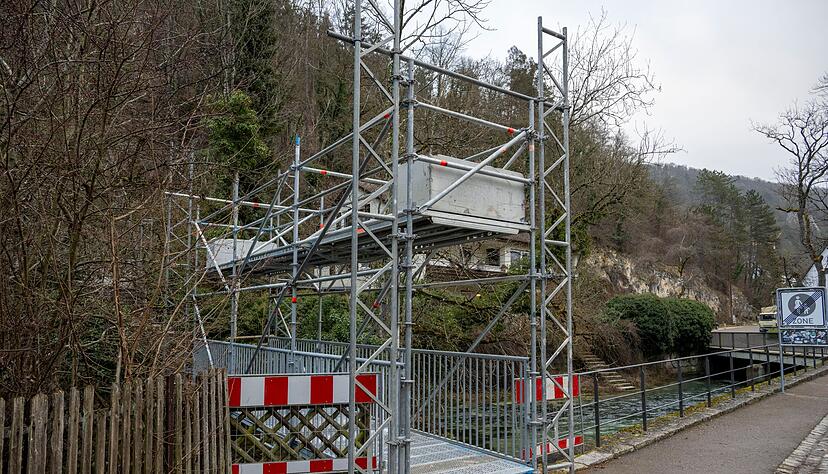 Am Ufer der Blau steht eine von zwei neuen Behelfsbr&uuml;cken