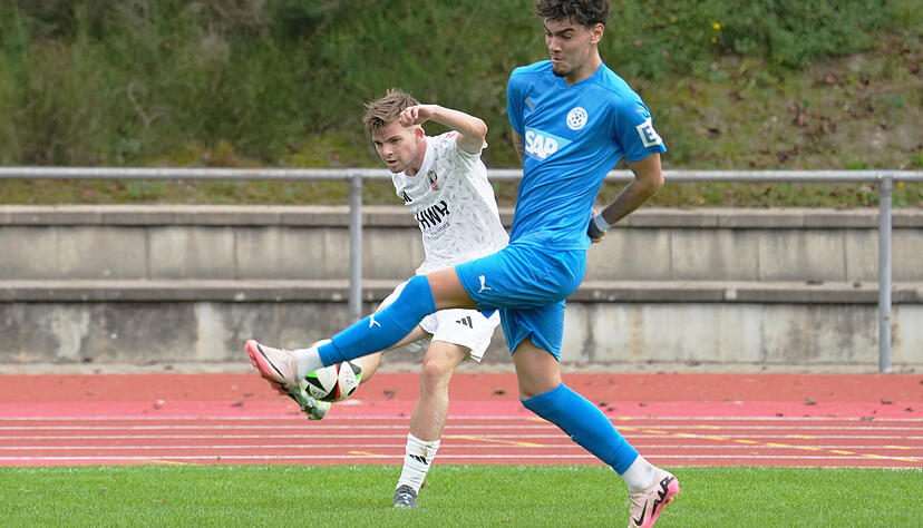 Leon Kritter (links) wirbelt an alter Wirkungsstätte bei seinem Verbandsliga-Startelfdebüt für Eppingen auf dem rechten Flügel des VfB.