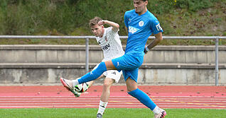 Leon Kritter (links) wirbelt an alter Wirkungsstätte bei seinem Verbandsliga-Startelfdebüt für Eppingen auf dem rechten Flügel des VfB.