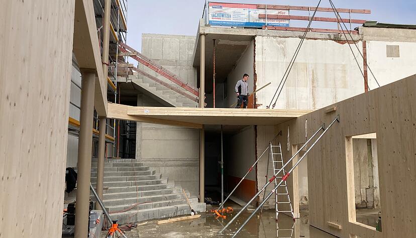 Blick in das neue Foyer: Von hier aus erschlie&szlig;t eine Teppe die weiter h&ouml;her gelegenen Stockwerke. Wegen der Barrierefreiheit wird auch ein Fahrstuhl eingebaut.