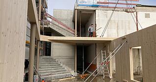 Blick in das neue Foyer: Von hier aus erschlie&szlig;t eine Teppe die weiter h&ouml;her gelegenen Stockwerke. Wegen der Barrierefreiheit wird auch ein Fahrstuhl eingebaut.