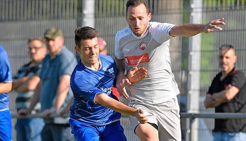 Thomas Muth (rechts), Neuzugang des SC B&ouml;ckingen, hat sich im Pokal schwer verletzt und f&auml;llt mit einem Kreuzbandriss lange Zeit aus. Er ist aber nicht der einzige Leistungstr&auml;ger, der dem Bezirksliga-Aufsteiger zum Saisonstart fehlt.  
Foto: Berger