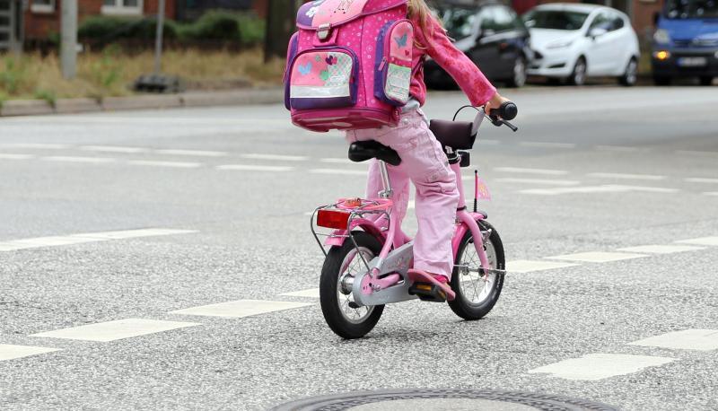 Auf Kinder muss im Straßenverkehr besonders geachtet werden, das fängt natürlich bei den Eltern an.